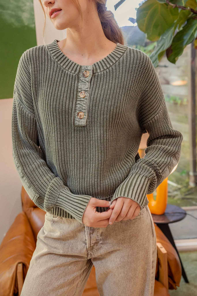 WASHED HENLEY CHUNKY KNIT SWEATER: OLIVE